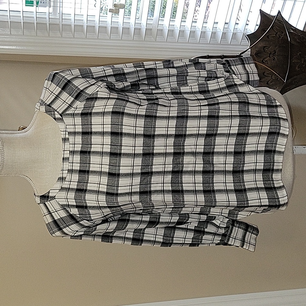 Loft black white plaid long sleeve top Round neck curve hem Rayon sise XSP EUC